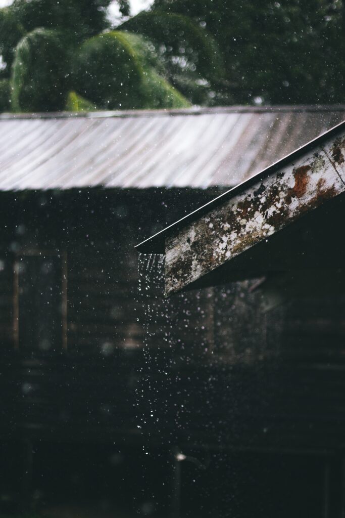 Photo de Nur Andi Ravsanjani Gusma: https://www.pexels.com/fr-fr/photo/photographie-de-mise-au-point-selective-de-la-tole-ondulee-de-la-maison-pendant-la-journee-pluvieuse-1915182/